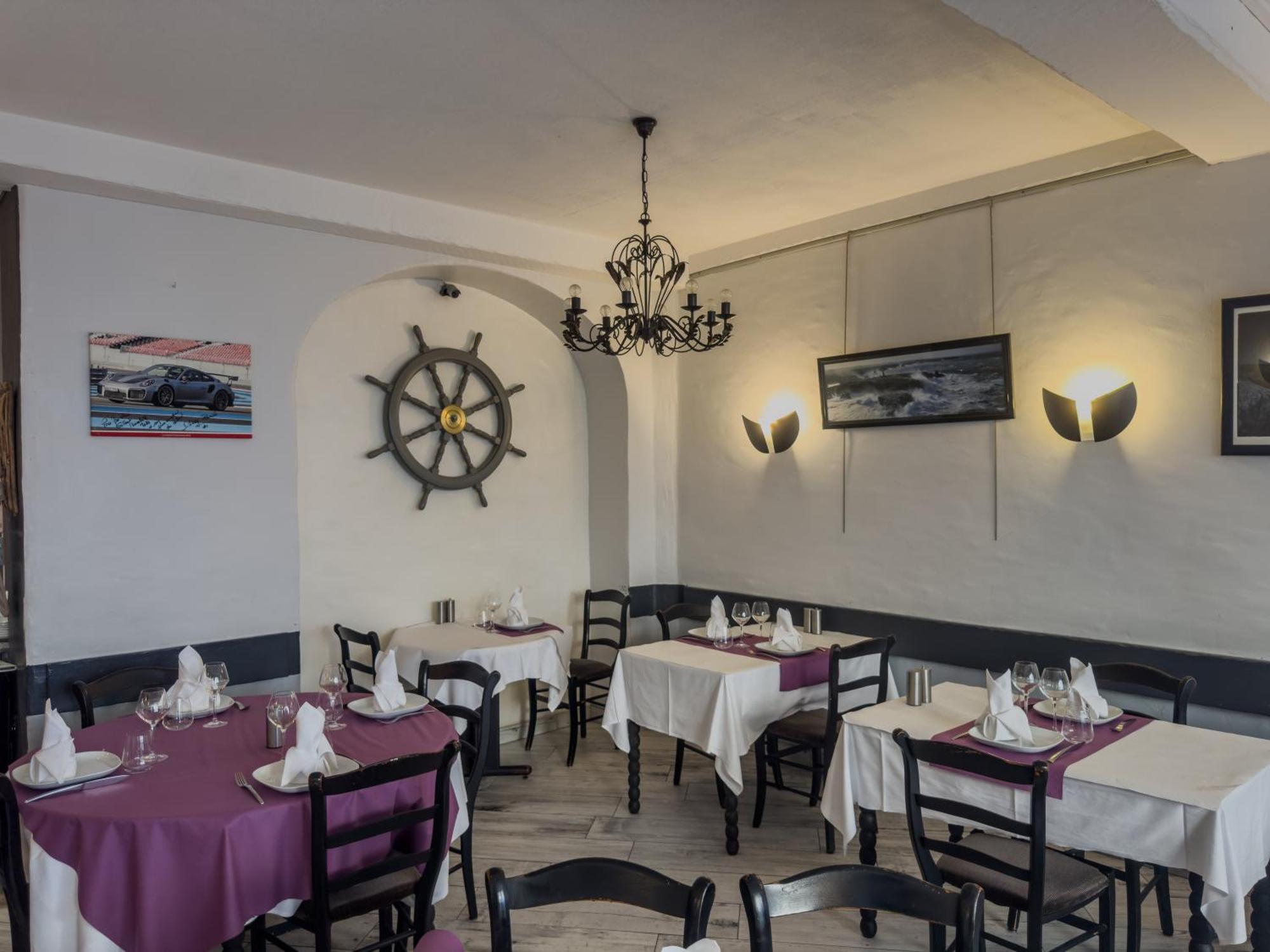Logis Hotel Les Chardons Bleus Restaurant Le Bistrot De La Mer ロスコフ エクステリア 写真