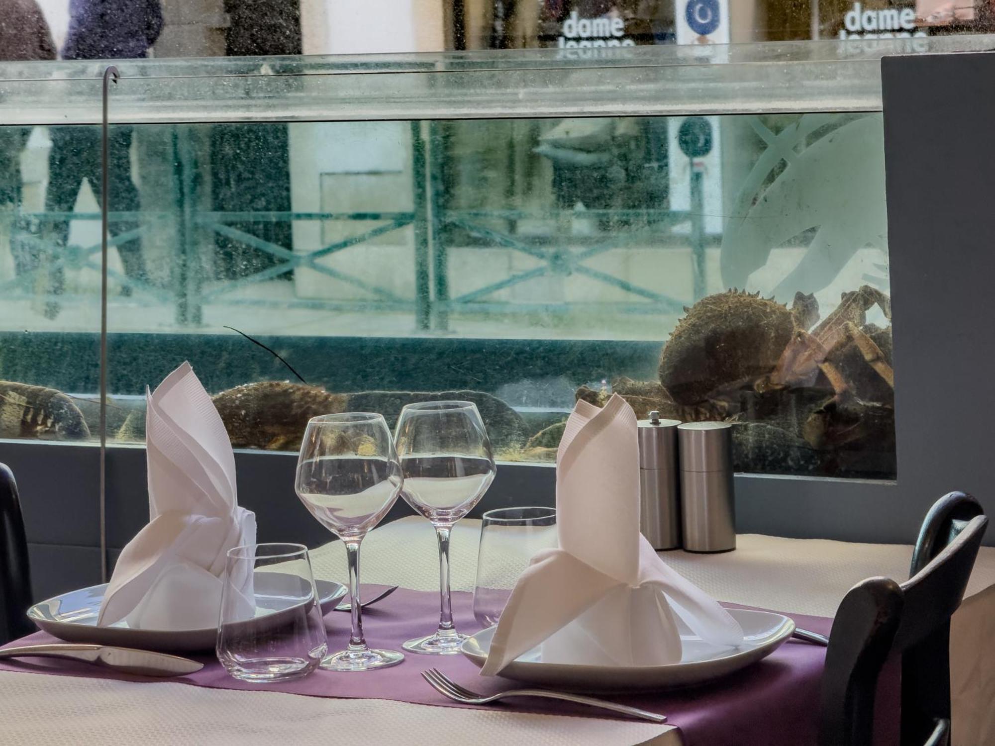 Logis Hotel Les Chardons Bleus Restaurant Le Bistrot De La Mer ロスコフ エクステリア 写真