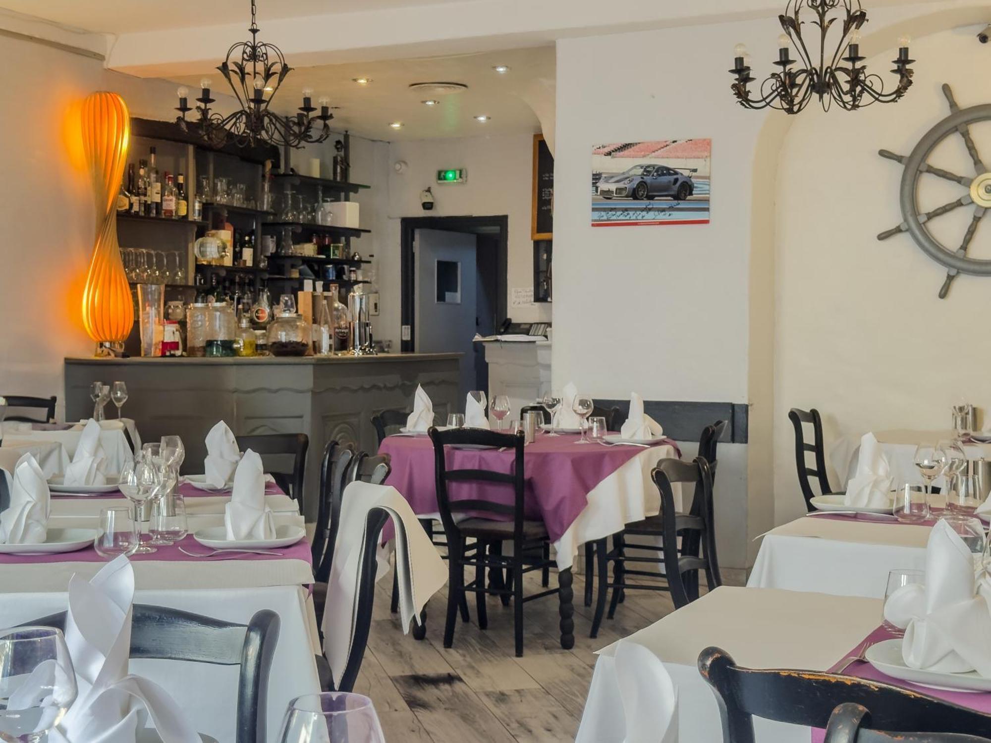 Logis Hotel Les Chardons Bleus Restaurant Le Bistrot De La Mer ロスコフ エクステリア 写真