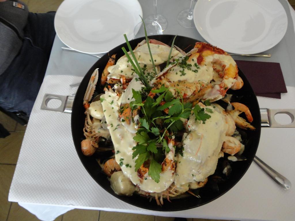Logis Hotel Les Chardons Bleus Restaurant Le Bistrot De La Mer ロスコフ エクステリア 写真