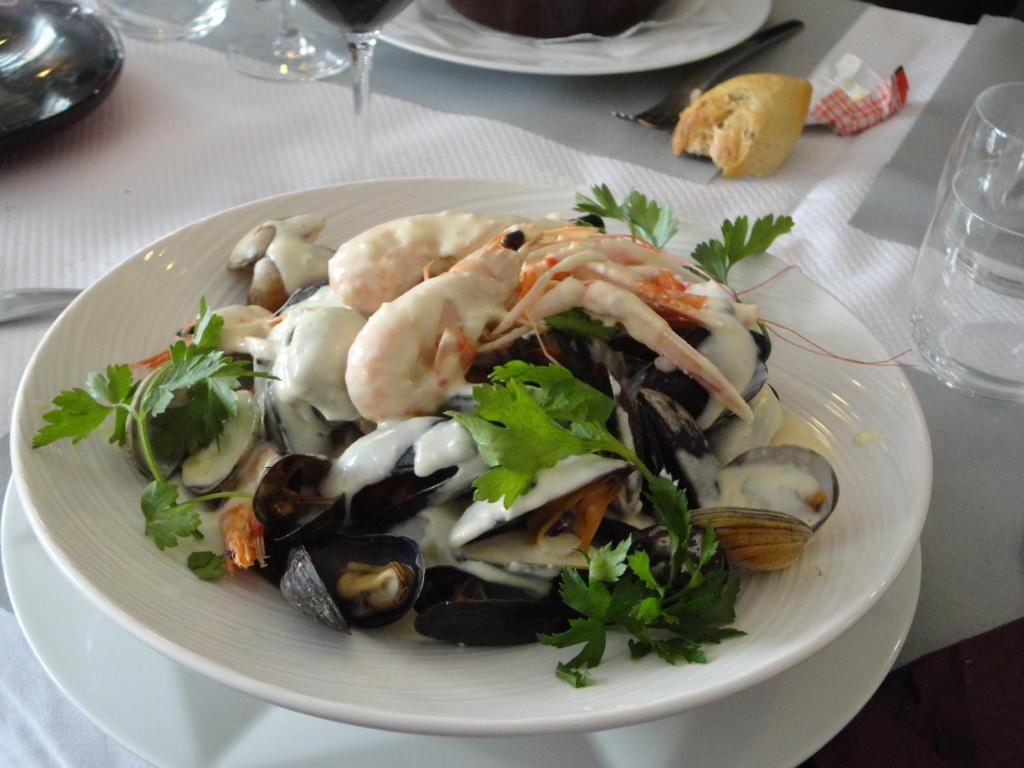 Logis Hotel Les Chardons Bleus Restaurant Le Bistrot De La Mer ロスコフ エクステリア 写真