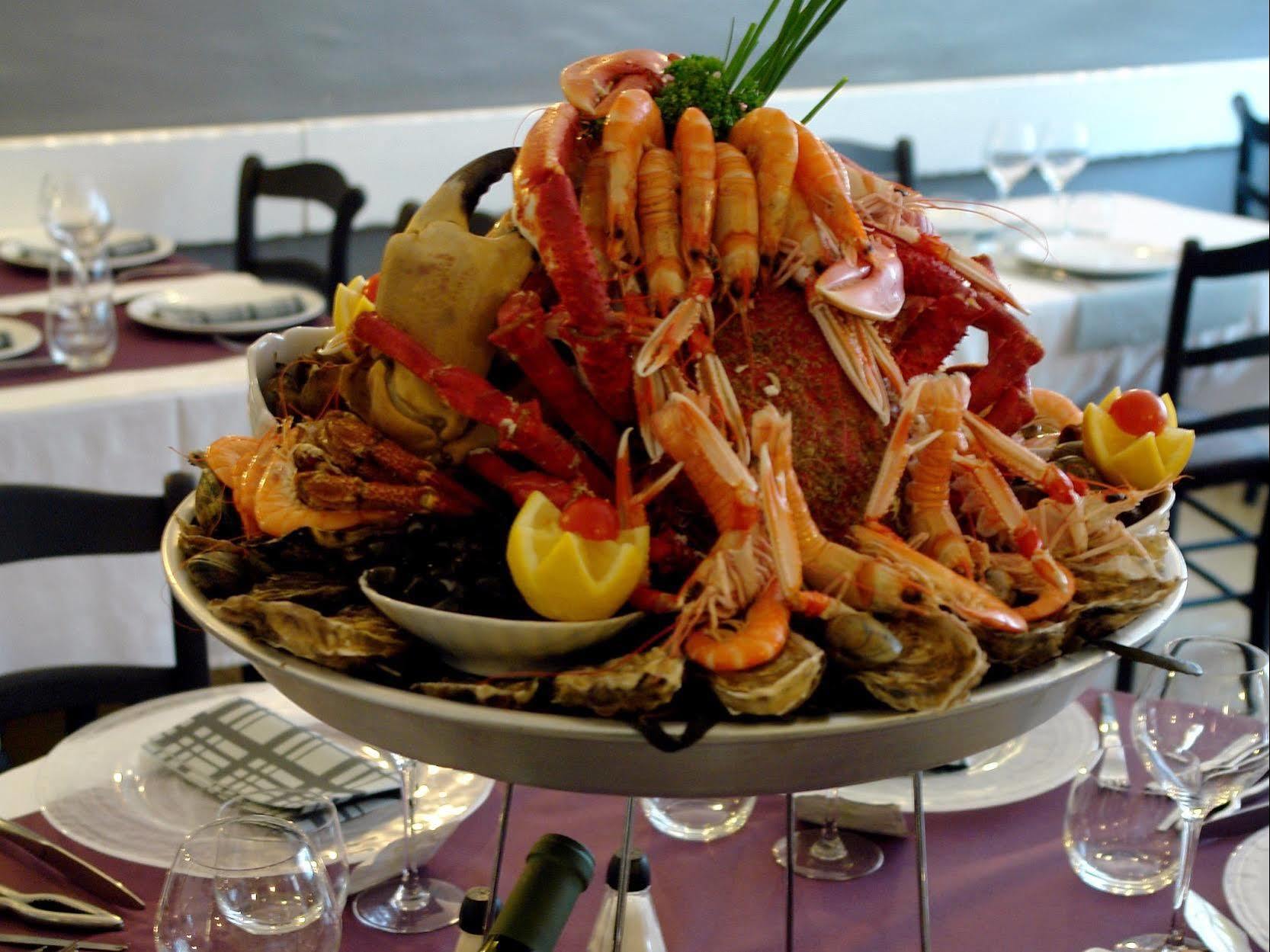 Logis Hotel Les Chardons Bleus Restaurant Le Bistrot De La Mer ロスコフ エクステリア 写真