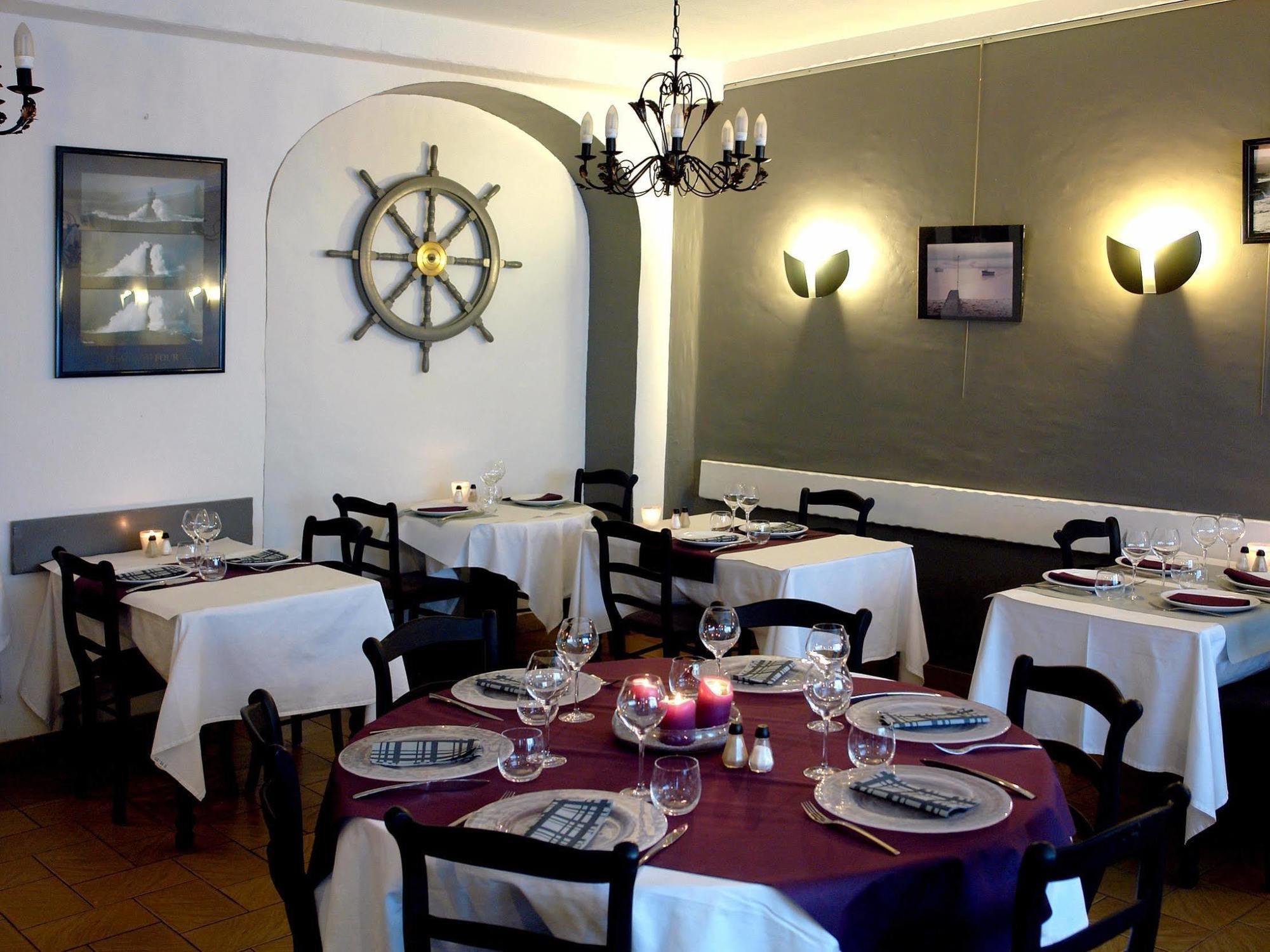 Logis Hotel Les Chardons Bleus Restaurant Le Bistrot De La Mer ロスコフ エクステリア 写真