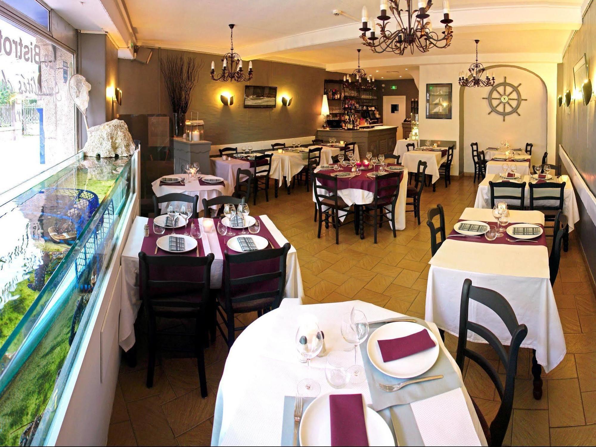 Logis Hotel Les Chardons Bleus Restaurant Le Bistrot De La Mer ロスコフ エクステリア 写真